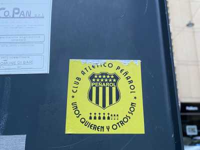 Attraversiamo ora il lungomare Crollalanza e ci dirigiamo verso via Cognetti. Sul retro di un cartello di divieto c�� un adesivo giallo lasciato dagli ultras del Pe�arol, leggendaria squadra dell�Uruguay vincitrice di ben 52 scudetti
